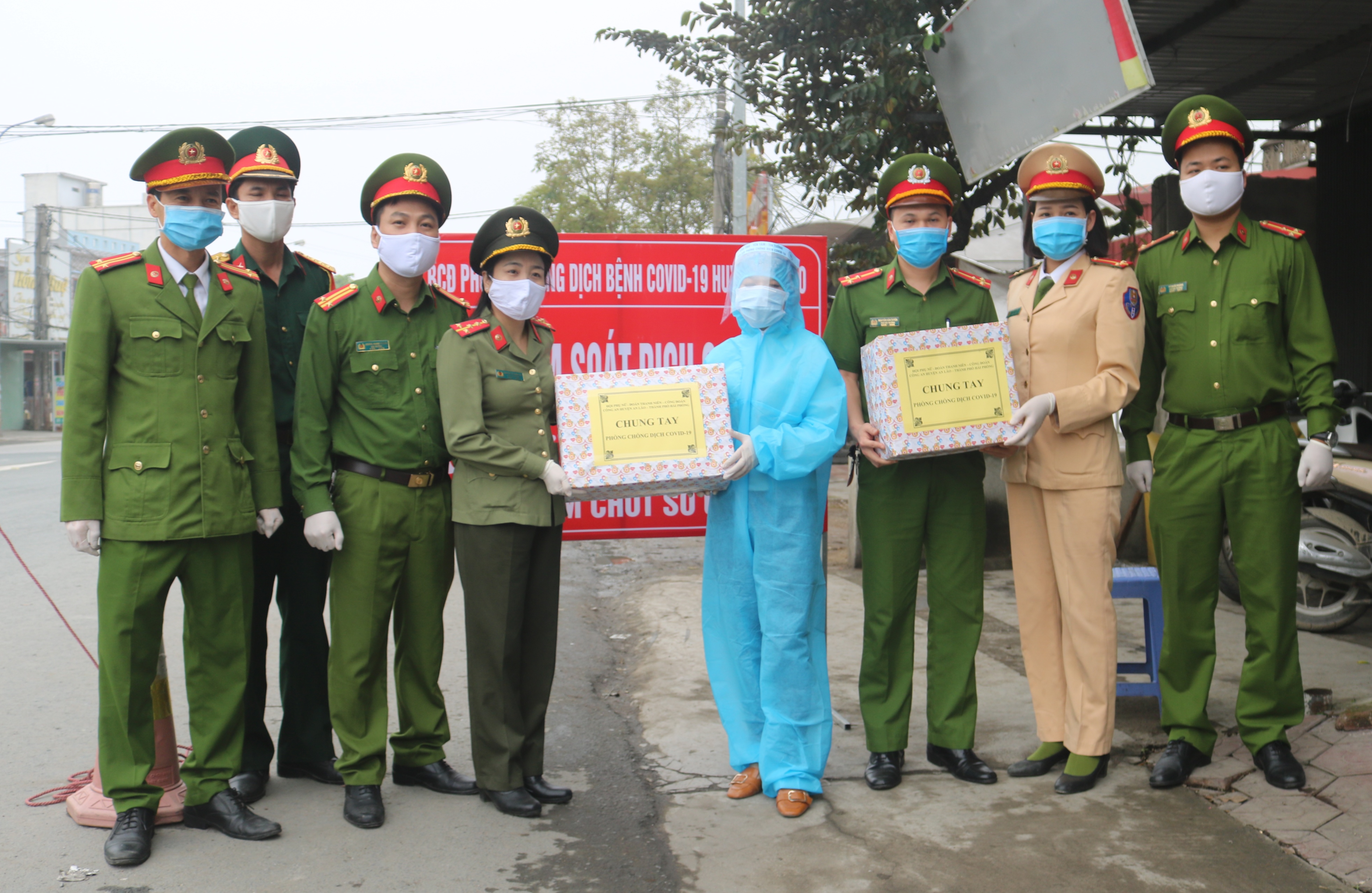 Công an huyện An Lão: Tặng 600 khẩu trang kháng khuẩn, 15 chai dung dịch sát khuẩn